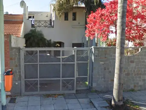 Casa 5 amb en venta en Liniers, 2 plantas, lote 8,43 x 23,60