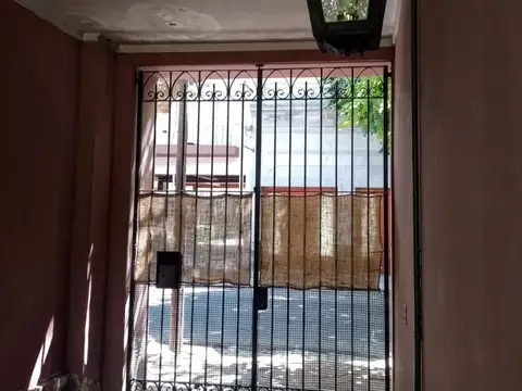 Casa 7 ambientes con 2 baños