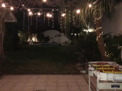 Excelente Casa 4 ambientes con dep. de servicio pileta, fond