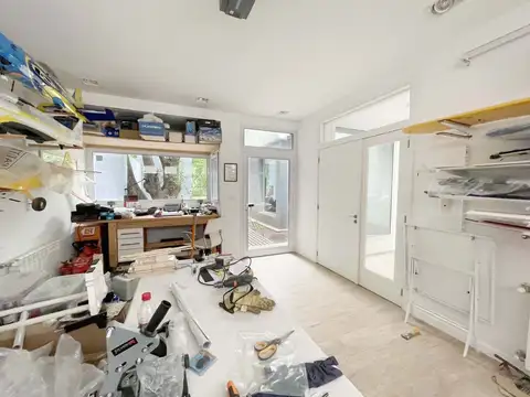 Venta casa moderna. 5 amb. Parque Leloir. Pileta