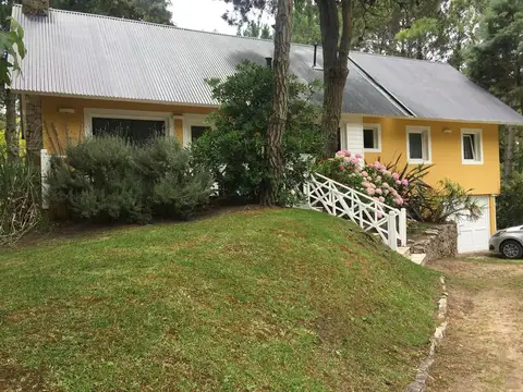 Lindisima casa con pileta en magnifico entorno de bosque