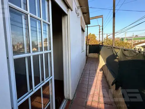 Departamento 3 ambientes en primer piso por escalera- Ituzaingó