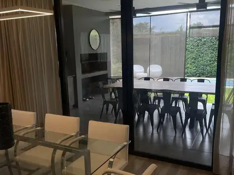 Casa en Venta con 4 cocheras