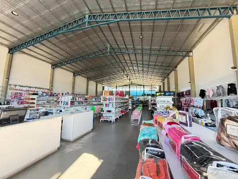 Amplio galpón en zona norte próximo al aeropuerto