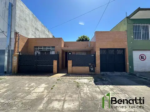 CASA 3 ambientes con amplio jardin. Terreno 300 m2 (10x30).