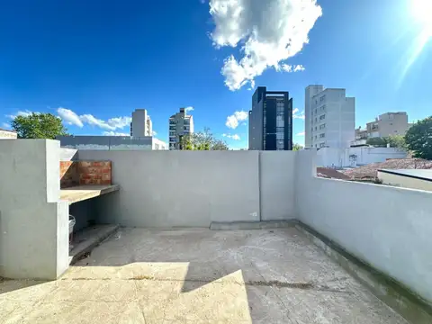 venta ph al frente con balcon, patio y cochera