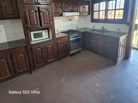 Venta Casa con Local, Jardín y Quincho Solano