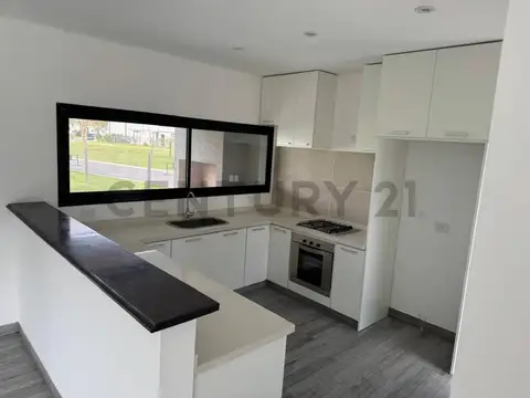 Casa 6 ambientes con 2 baños