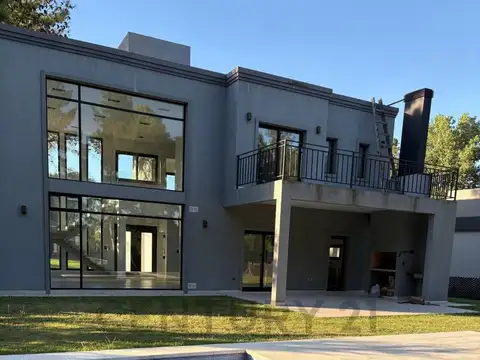 Casa en Venta con 3 cocheras