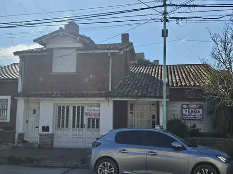 Chalet 3 ambientes + depertamento 2 ambientes para reciclar en barrio Chauvin