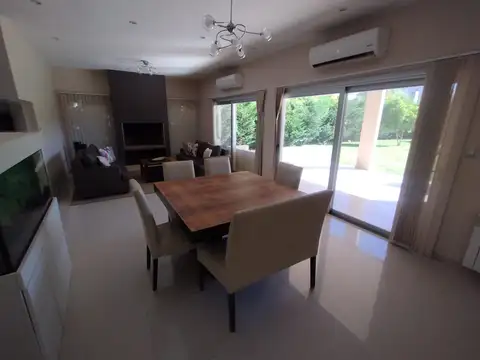 Casa 6 ambientes con 3 baños
