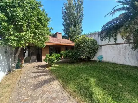 Casa en Alquiler con 3 cocheras