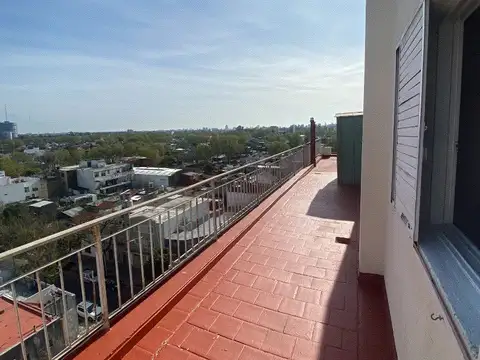 Vendo Excelente SEMIPISO 2 ambientes 62,53m2 frente con lavadero y gran patio.-