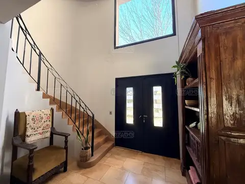 Casa 8 ambientes con 5 baños