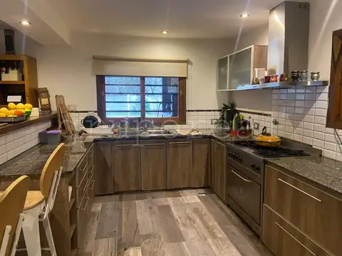 BARRIO LINKS - HERMOSA CASA EN UNA PLANTA - GRAN PARQUE Y PISCINA