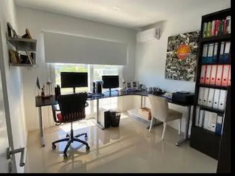 Casa 8 ambientes con 6 baños