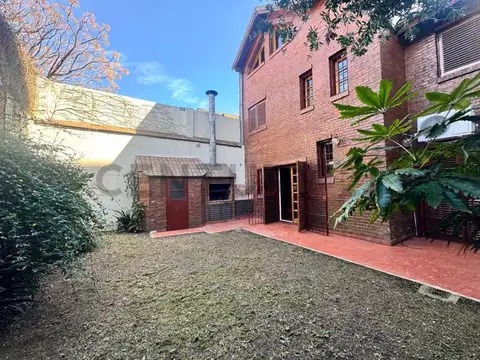 Venta Casa 5 ambientes c/Playroom, Parrilla , entrada para auto cubierta y jardí