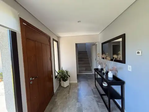 Casa en Alquiler con 2 cocheras