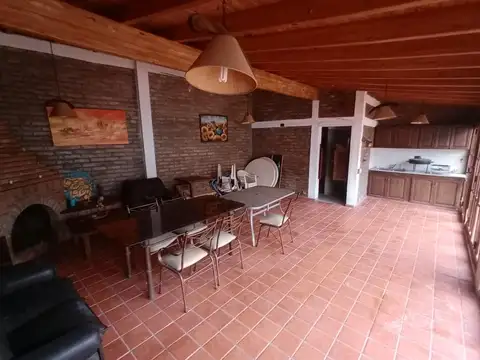 Casa en Alquiler con 3 cocheras
