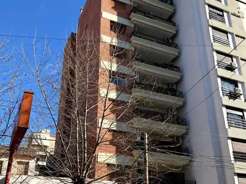 Cochera techada en alquiler en edificio, fija, techada.
