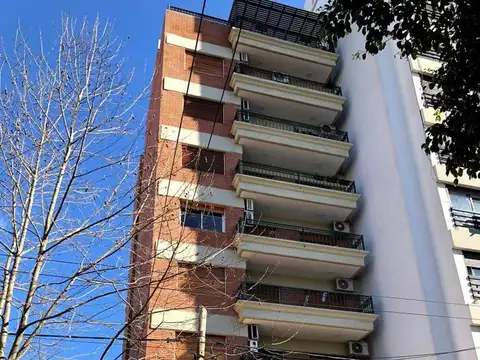 Cochera techada en alquiler en edificio, fija, techada.