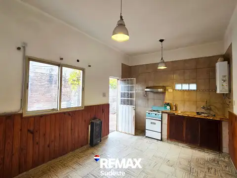 ALQUILER. CASA EN CALLE VENEZUELA 1100 CON PATIO