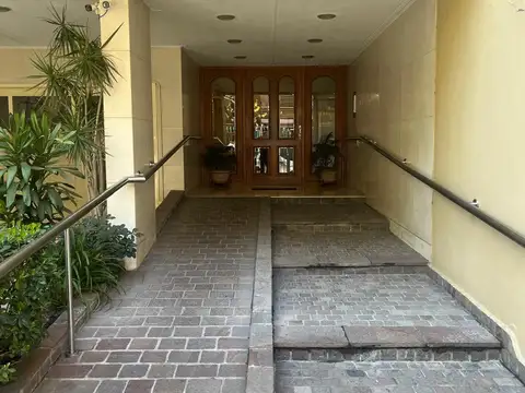 LUJOSO SEMIPISO AL FRENTE - COCHERA FIJA CUB.MUY COMODA -  PALIER PRIVADO 4 AMB.- 2 BÑS. - BALCON ATERRAZADO - IMPECABLEI