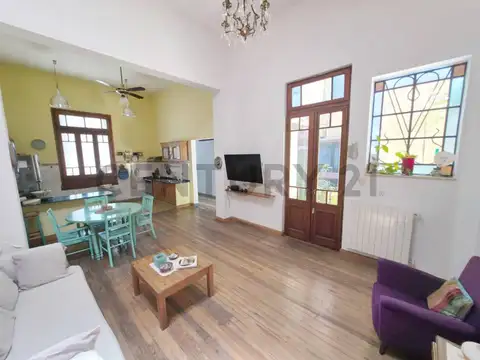 Casa 5 ambientes con 2 baños