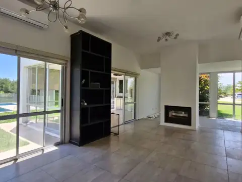 Casa en Venta con 3 cocheras