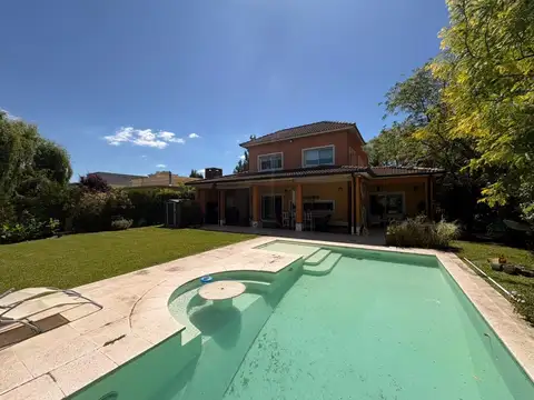 B° Sausalito (Pilar). Casa 3 dorm. Escritorio. Play. Galería. Pileta. Jardín. Lote 870 m2