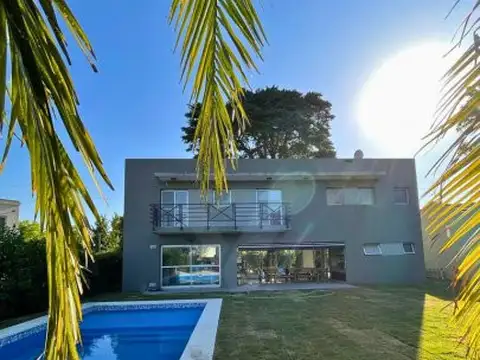 CASA EN EL BARRIO EL CARMENCITO