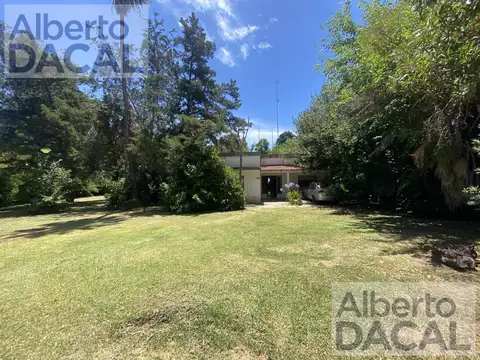 Casa en Arturo SeguI sobre un lote de 2990 mt2