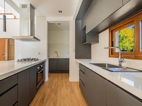Casa 4 ambientes con 2 baños
