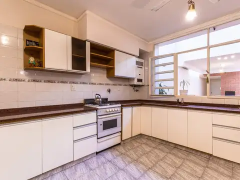 Casa 7 ambientes con 2 baños