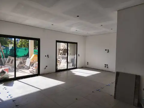 Casa en Alquiler con 2 cocheras