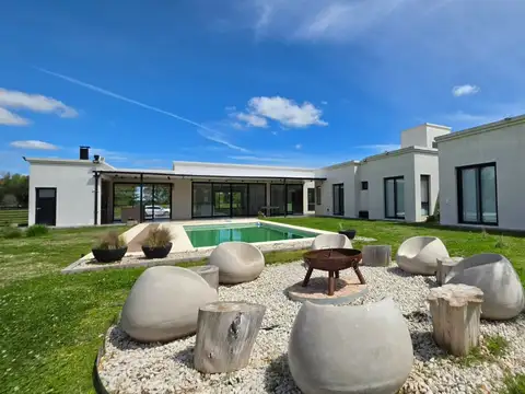 Casa 4 ambientes con 3 baños