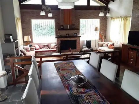 Casa 4 ambientes con 2 baños