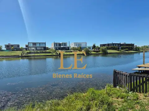 Casa en Venta con 4 cocheras