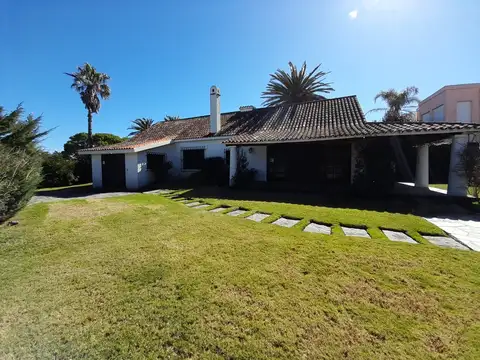 Casa 5 ambientes con 4 baños