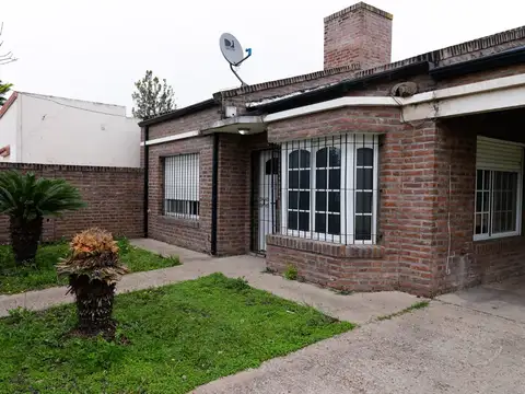 Casa 2 dormitorios, cochera y amplio jardín Crespo