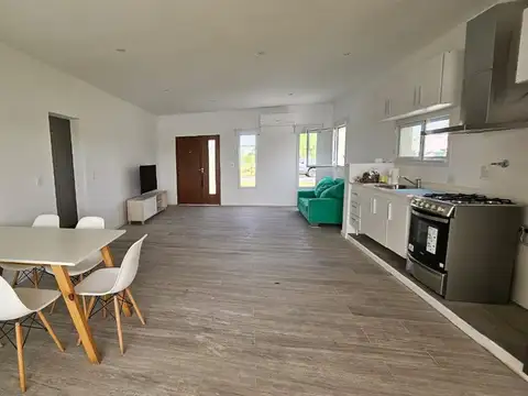 Casa en Alquiler con 3 cocheras