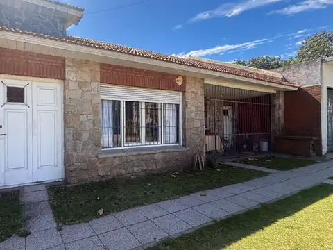 Venta casa 3 ambientes en Las Avenidas con jardín