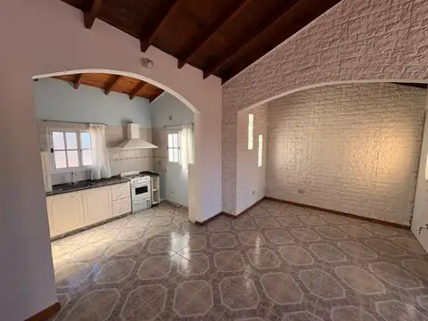 Don Torcuato (Entre Rios 1935) Alquiler PH 3 amb. en planta alta. Balcón terraza. Parrilla. 80 m2.