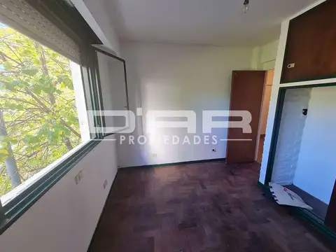 EXC UBICACION,  AL FRENTE 2 AMB CHICO. COCINA SEPARADA. 2DO X ESCALERA