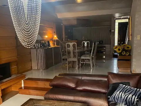 Casa 8 ambientes con 6 baños