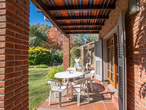 Casa 8 ambientes con 3 baños