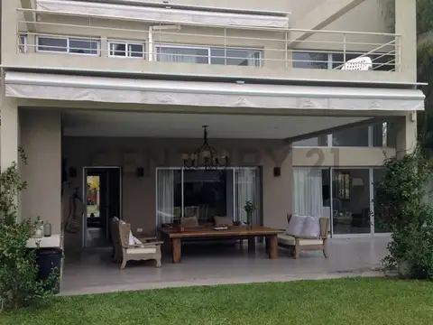 Casa en Venta con 3 cocheras
