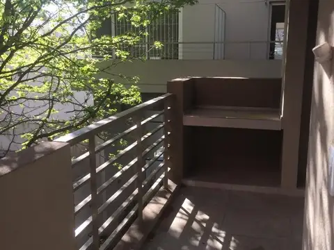 EXCELENTE 2 AMB, 56 m2tot.  piso 2° c/frente Balcón aterrazado con Parrilla IMPECABLE