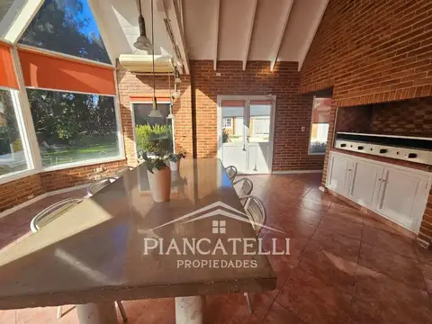 Casa 6 ambientes con 5 baños