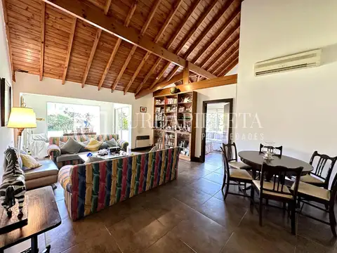 Casa 5 ambientes con 2 baños